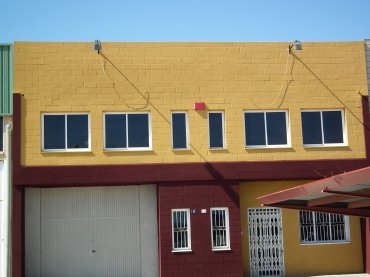 Rehabilitación de fachada y puertas metálicas con corcho proyectado.